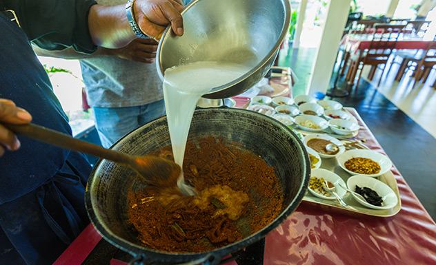 Cooking Crab Curry - Experience - Sri Lanka In Style